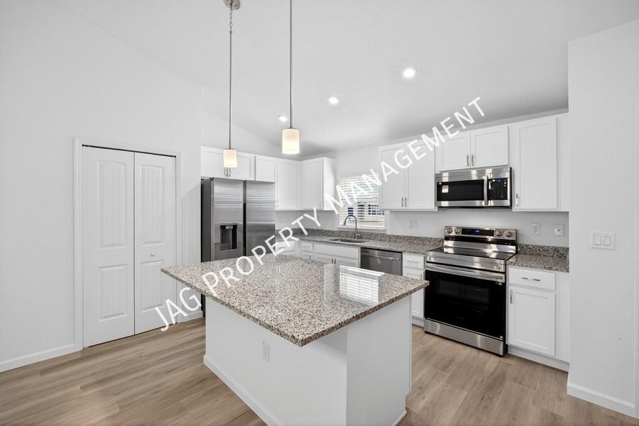 615 Chaloupe St Se - Photo 2 of 33