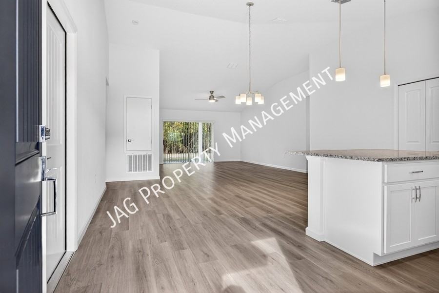 615 Chaloupe St Se - Photo 4 of 33