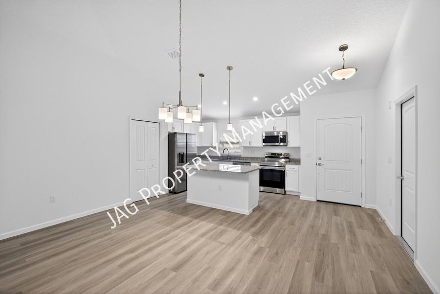 615 Chaloupe St Se - Photo 5 of 33