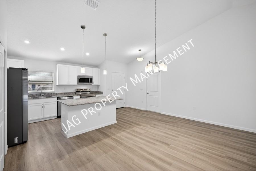 615 Chaloupe St Se - Photo 6 of 33