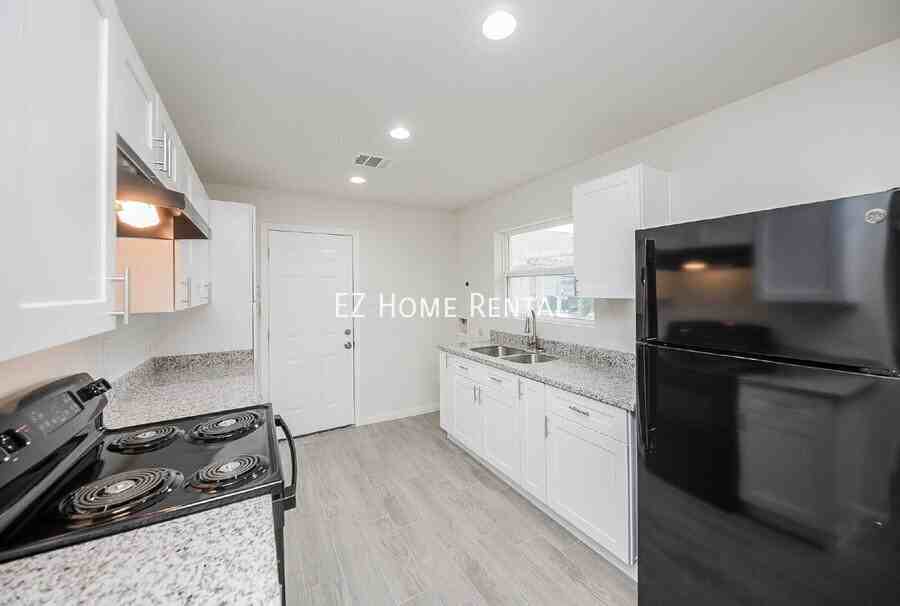 5040 Mallow St #B - Photo 4 of 12