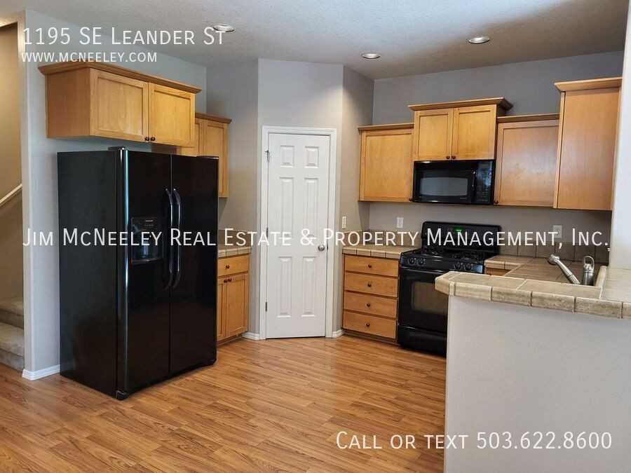 1195 Se Leander St - Photo 5 of 20