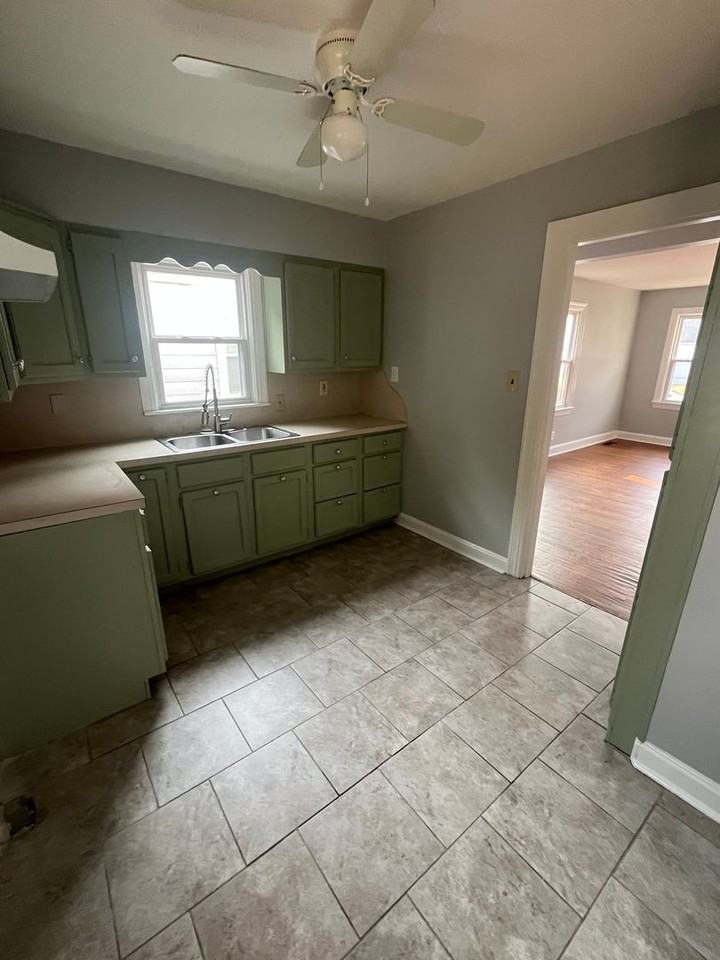 1017 Carlisle Ave - Photo 2 of 9