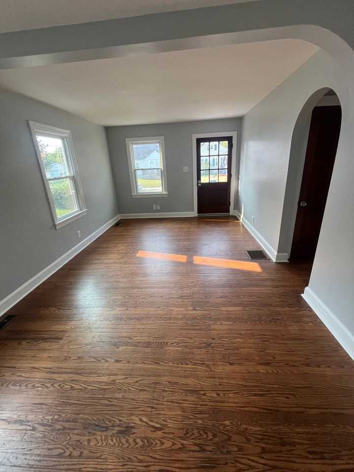 1017 Carlisle Ave - Photo 3 of 9