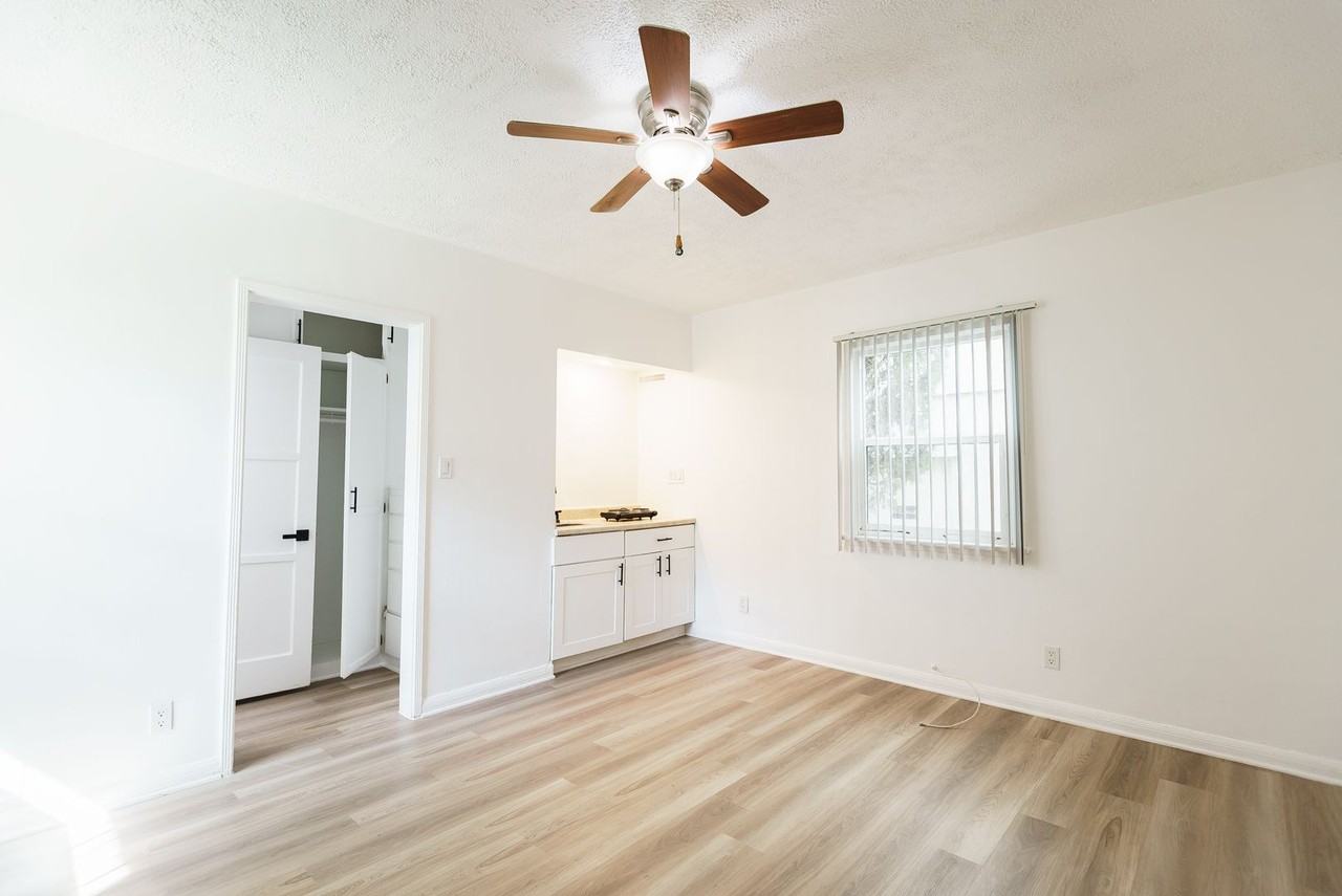 944 Tiverton Avenue - Photo 7 of 27