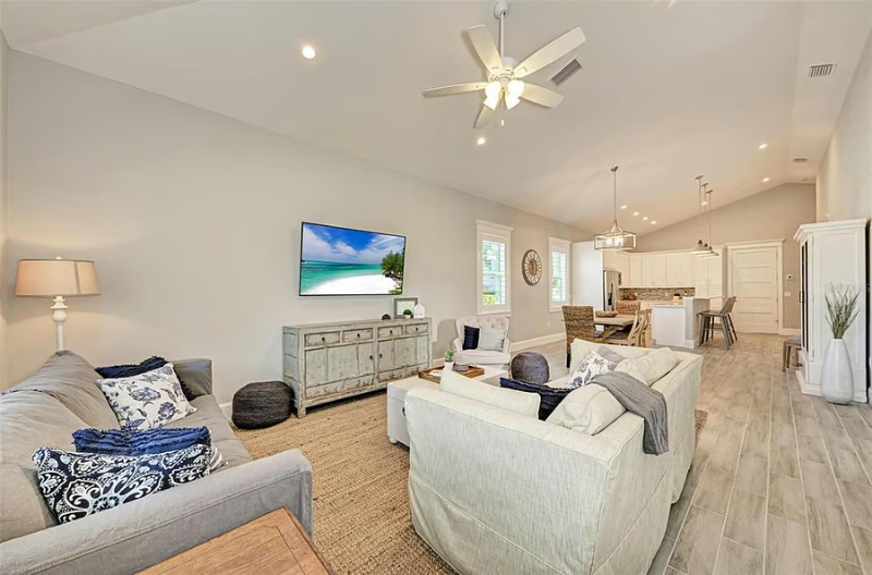 701 21st St W - Photo 2 of 11