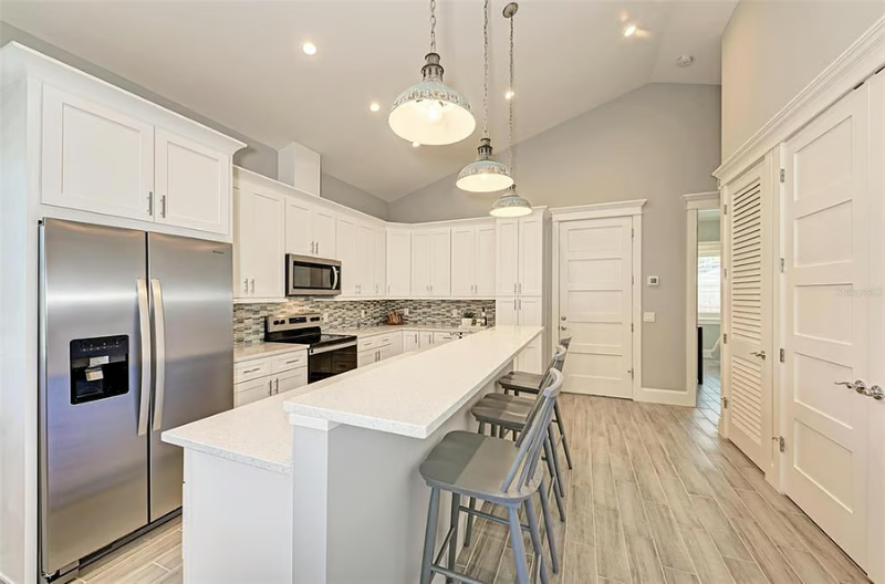 701 21st St W - Photo 4 of 11