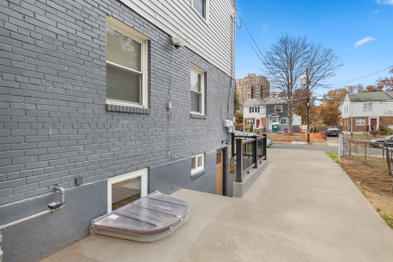 5703 Fenwick Dr - Photo 3 of 12