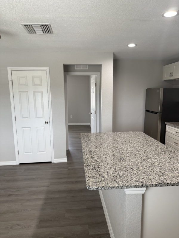 1935 Avenue O Sw #204 - Photo 3 of 7