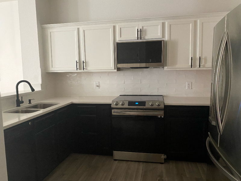 2743 Hyde Park Dr - Photo 3 of 10