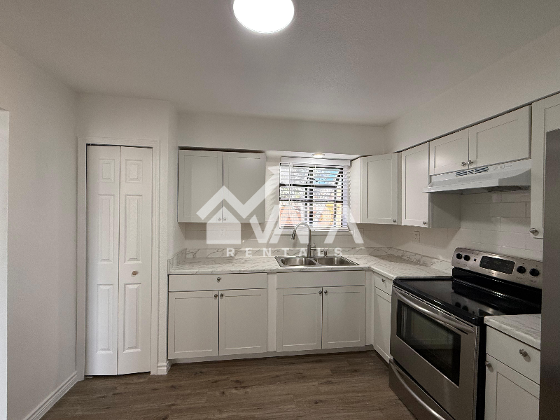 13535 Coleridge St - Photo 4 of 20