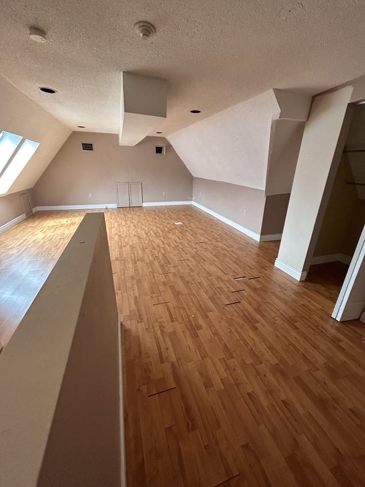 262 James St S - Photo 5 of 36