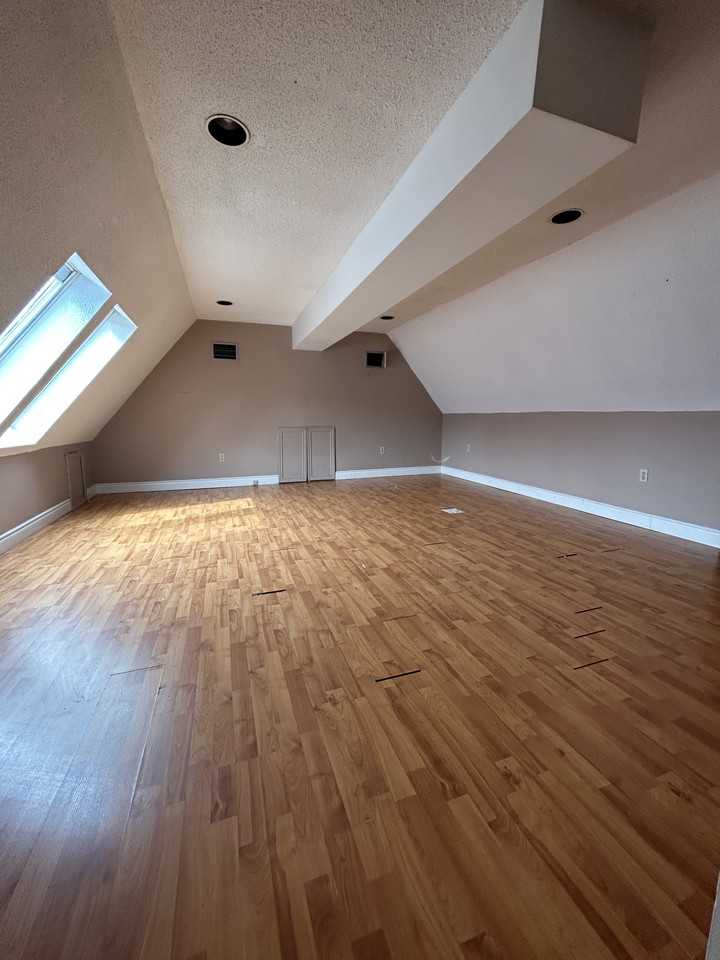 262 James St S - Photo 7 of 36