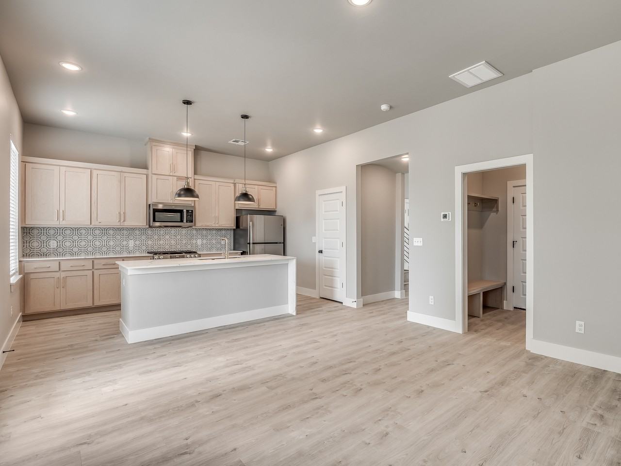 N Blackwelder Ave #B - Photo 2 of 10