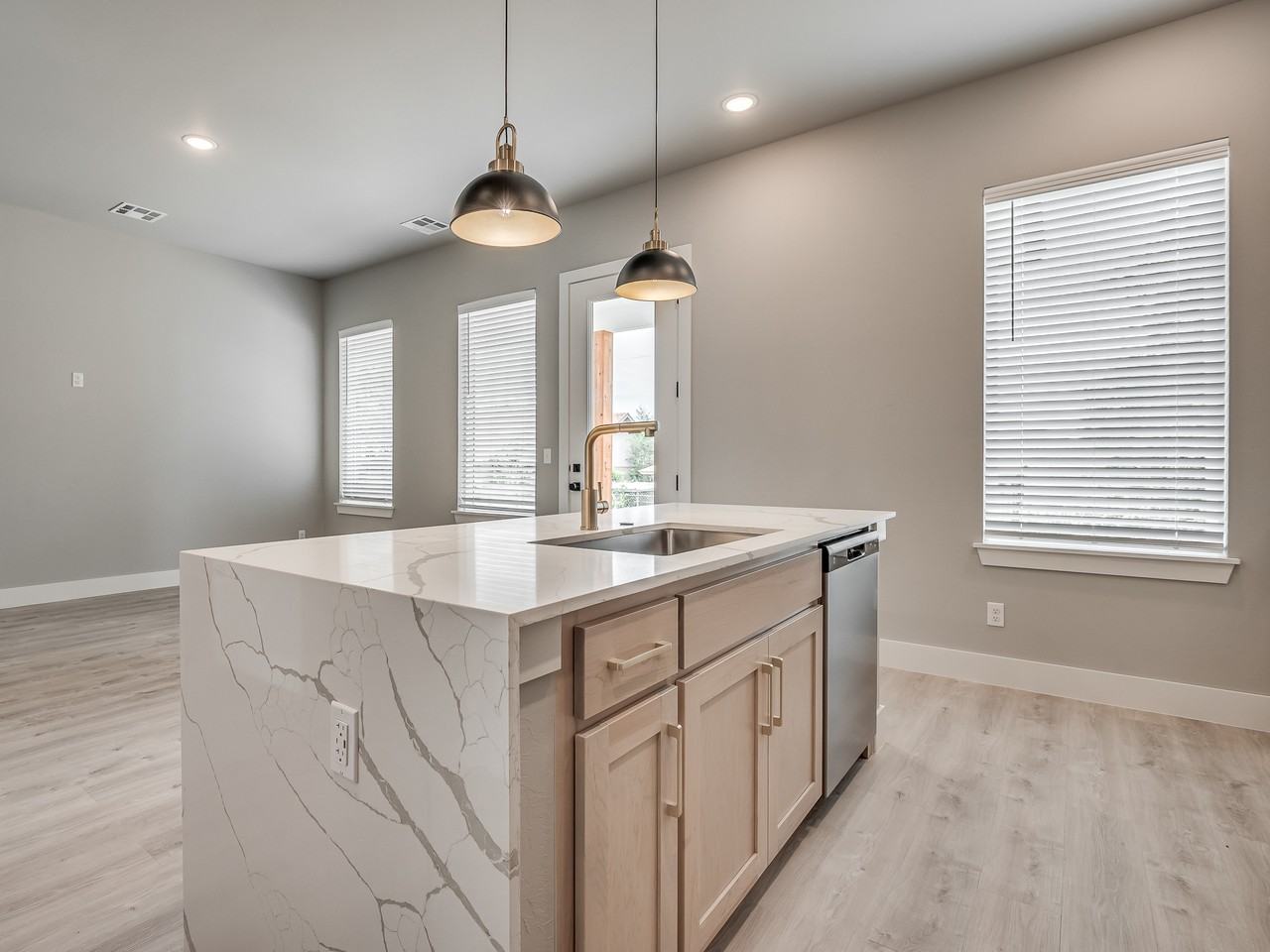 N Blackwelder Ave #B - Photo 3 of 10