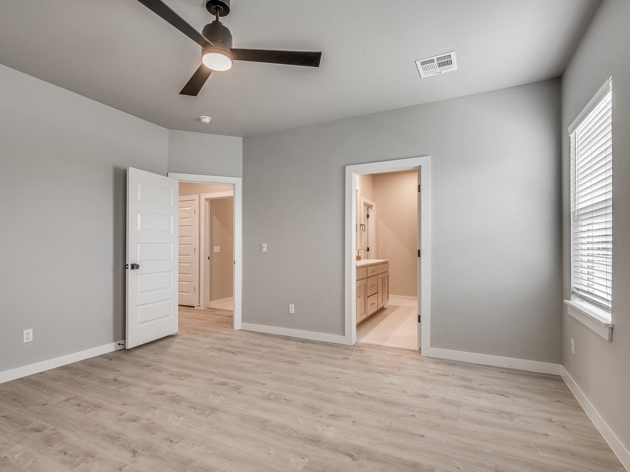 N Blackwelder Ave #B - Photo 5 of 10