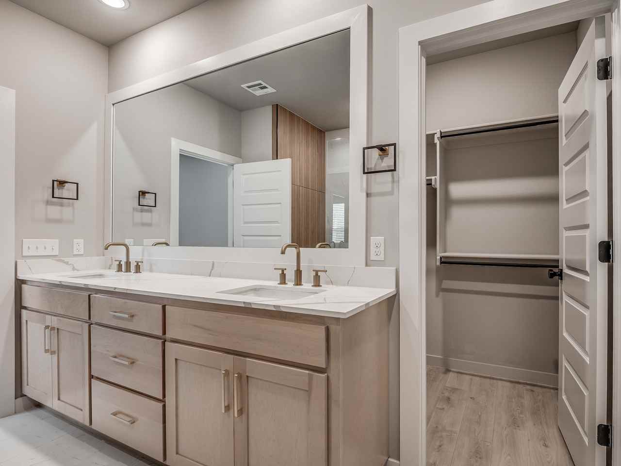 N Blackwelder Ave #B - Photo 6 of 10