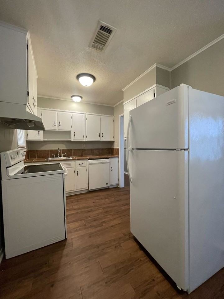 1133 Beechdale Rd - Photo 6 of 17