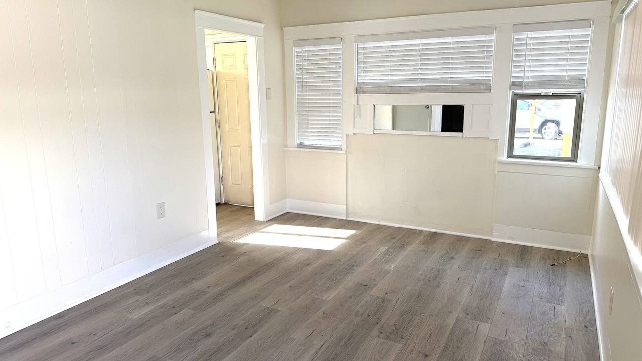 827 Lime Avenue - 827-1/2 #827-1-2 - Photo 2 of 9