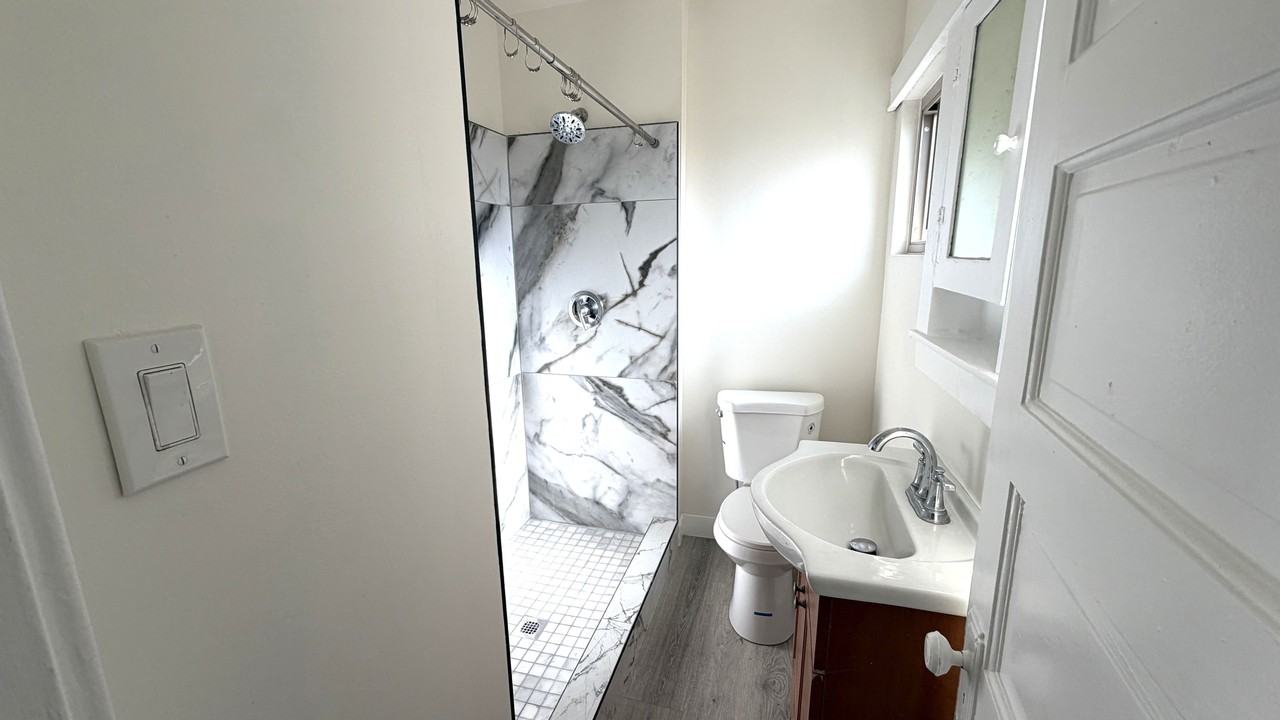 827 Lime Avenue - 827-1/2 #827-1-2 - Photo 4 of 9