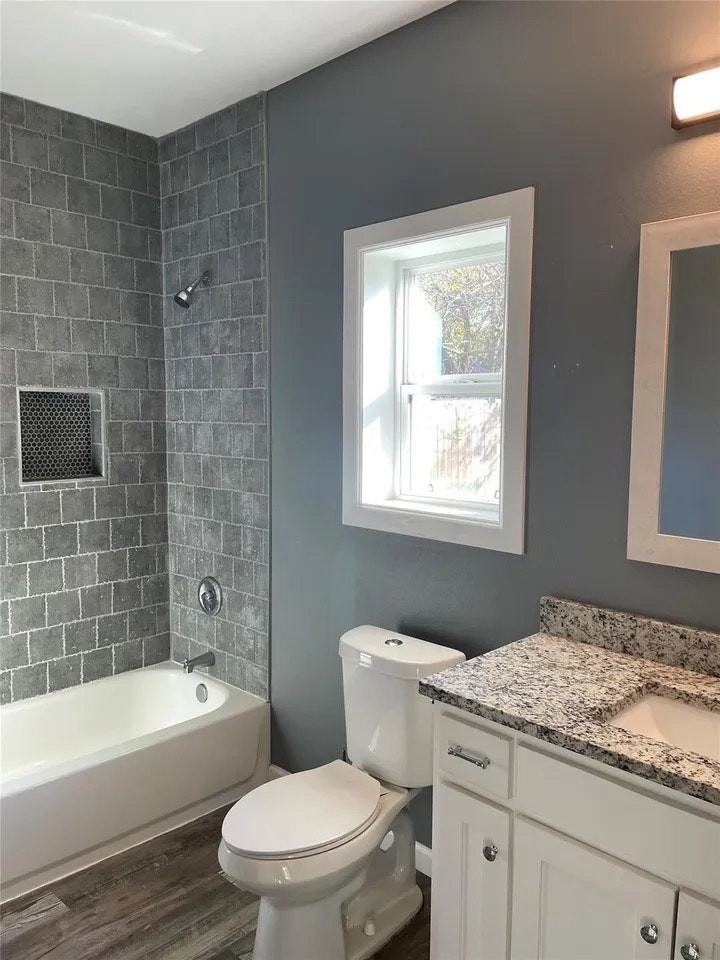 426 W Day St - Photo 2 of 7