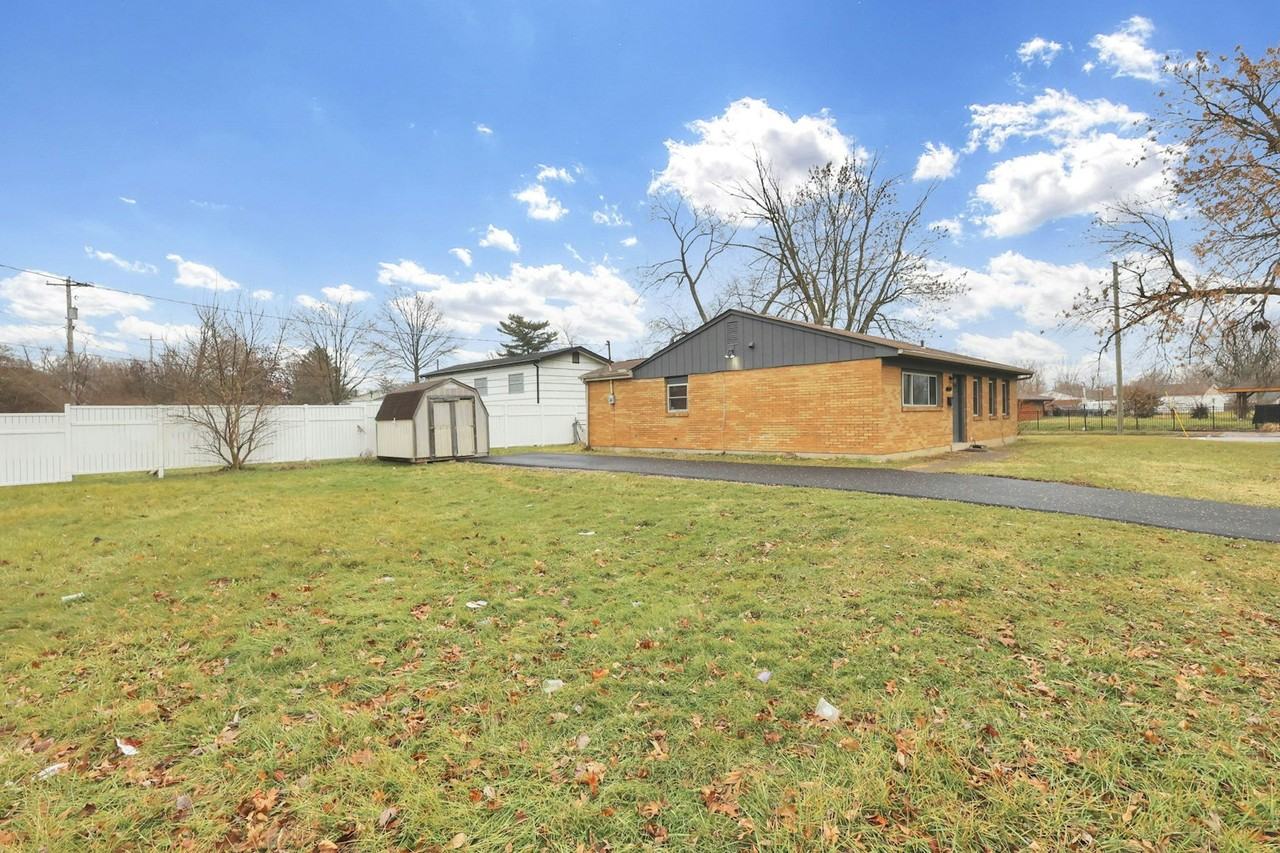 1634 S James Rd - Photo 4 of 27