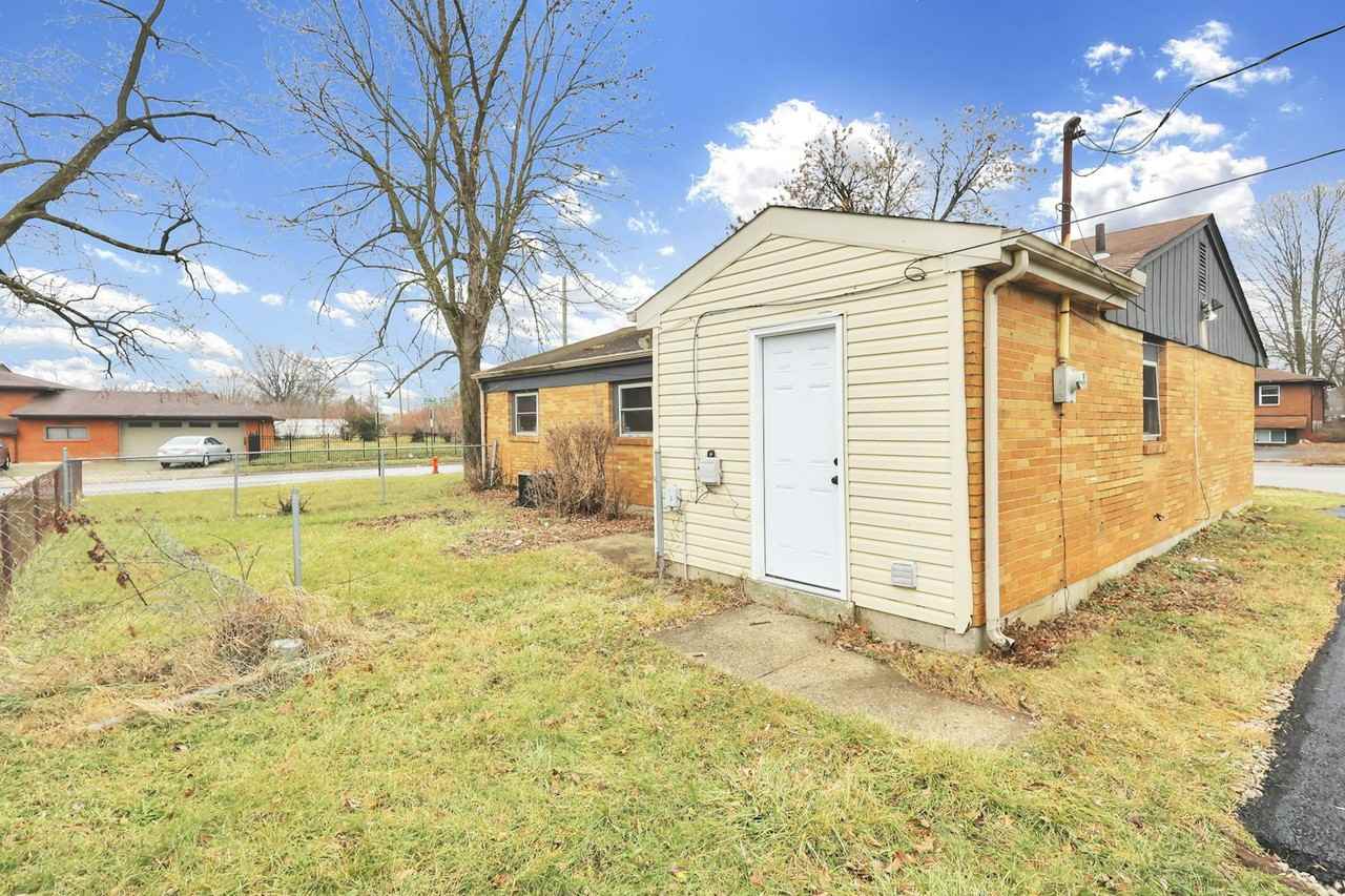 1634 S James Rd - Photo 5 of 27