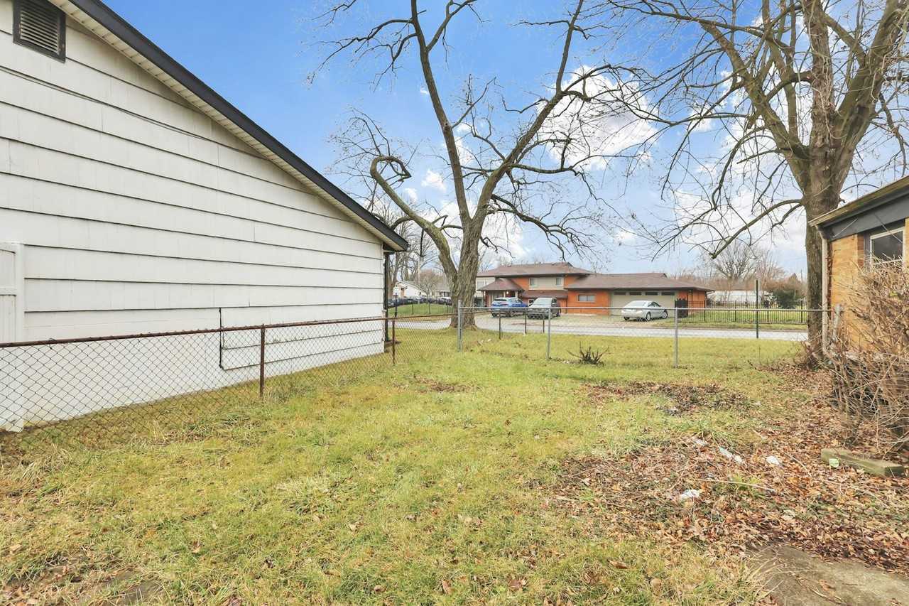 1634 S James Rd - Photo 6 of 27