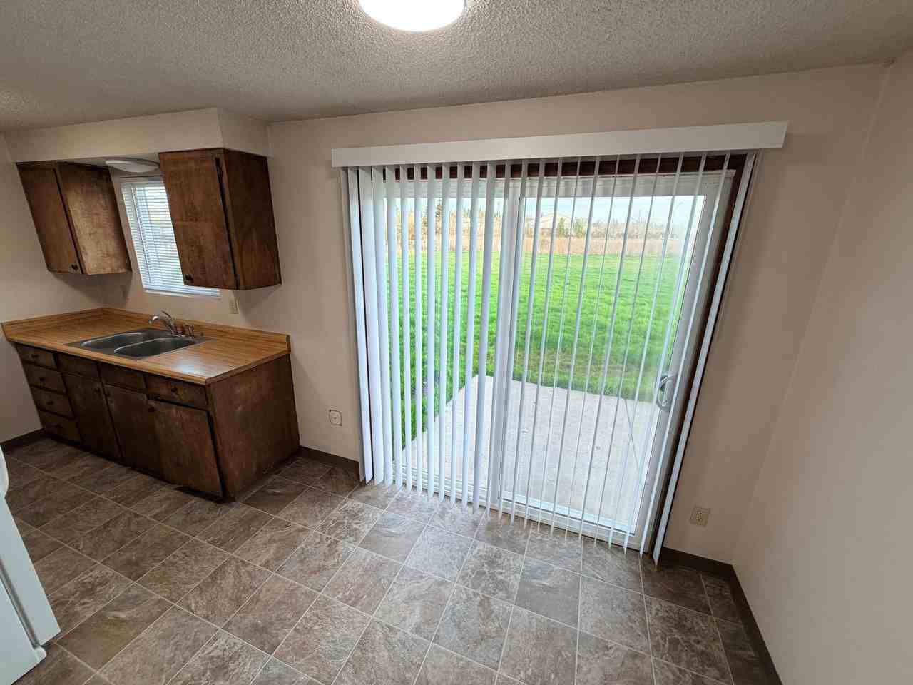 650 N 4th St - Photo 3 of 10