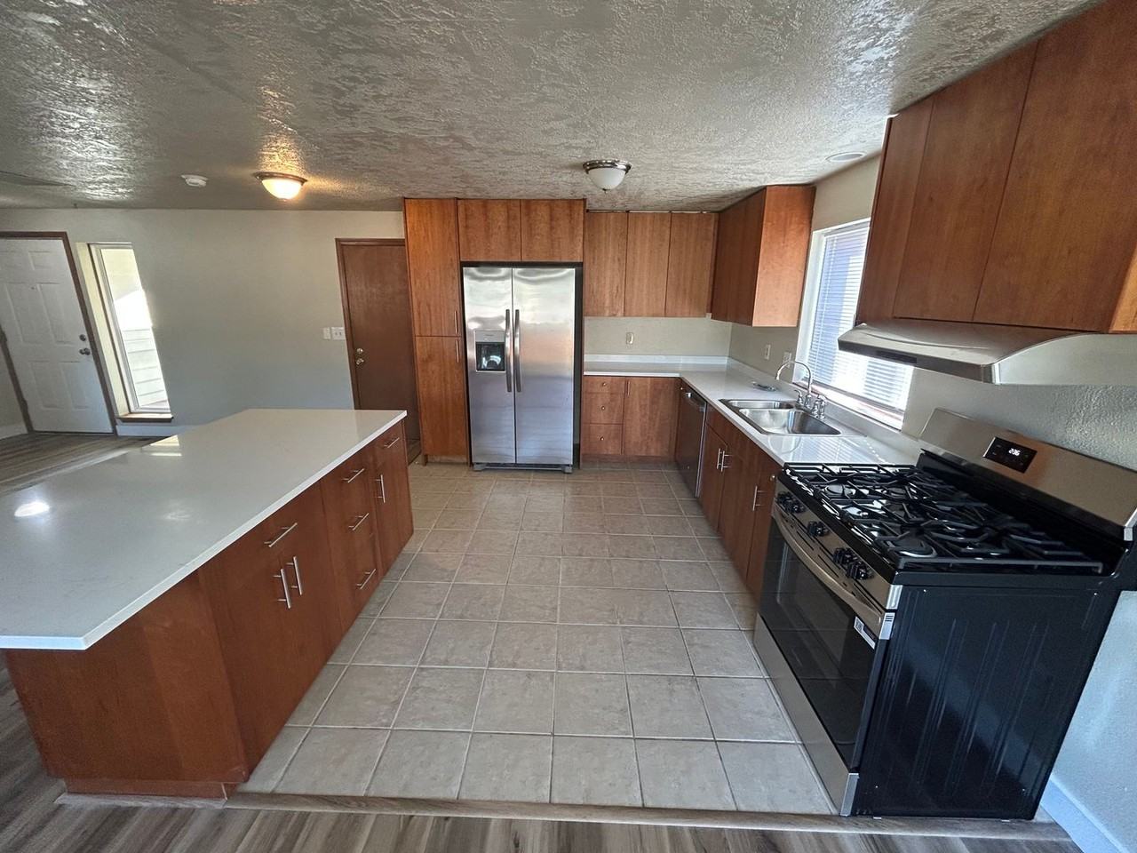 609 E Foothills Dr - Photo 6 of 17