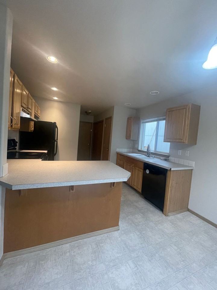 6158 S Cushman Ave - Photo 3 of 18