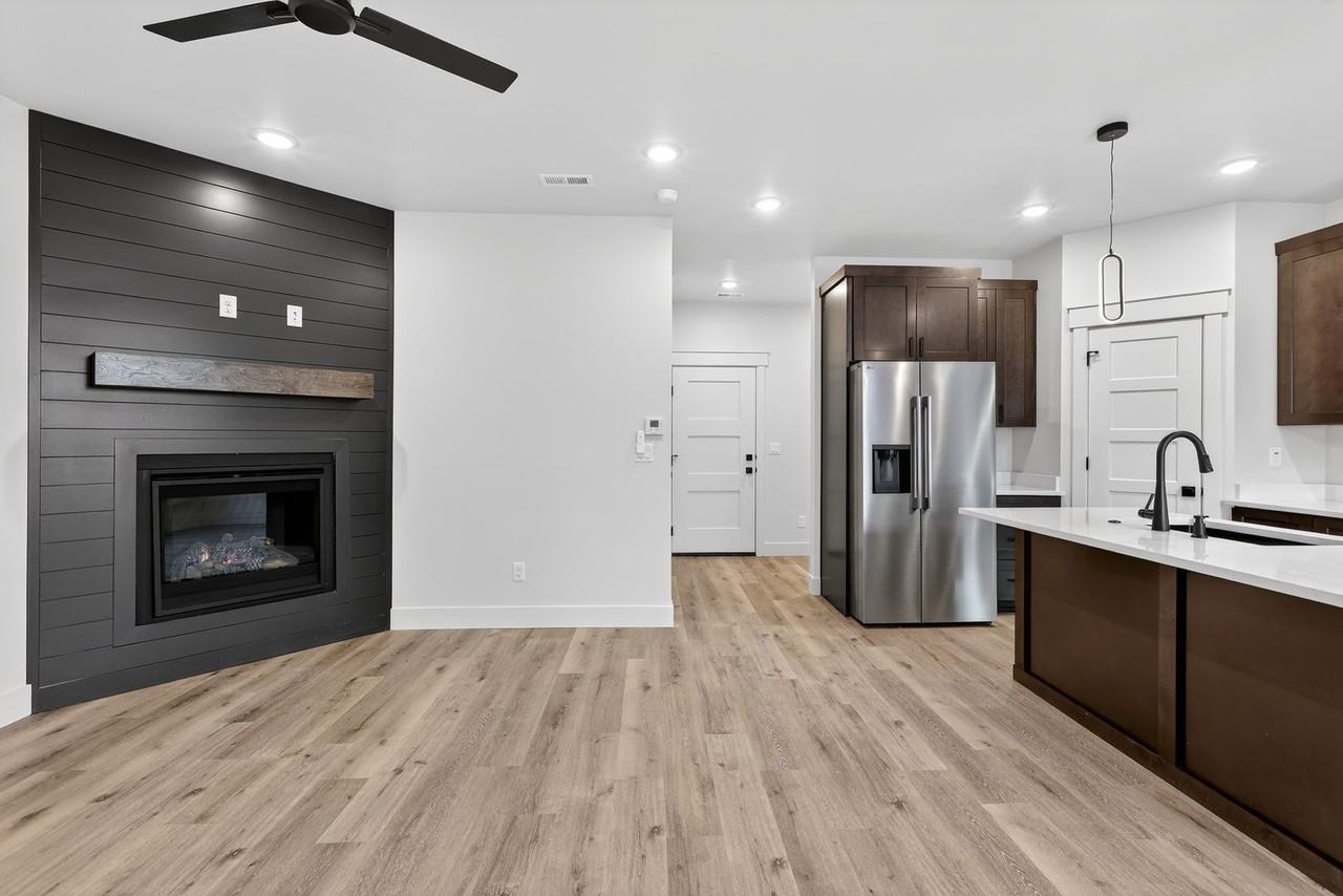 687 S Boulevard - Photo 3 of 50