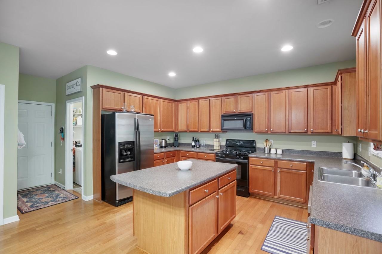 1360 Silvergate Dr - Photo 2 of 15