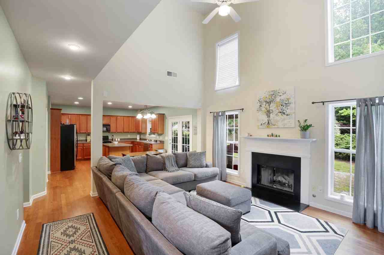 1360 Silvergate Dr - Photo 3 of 15