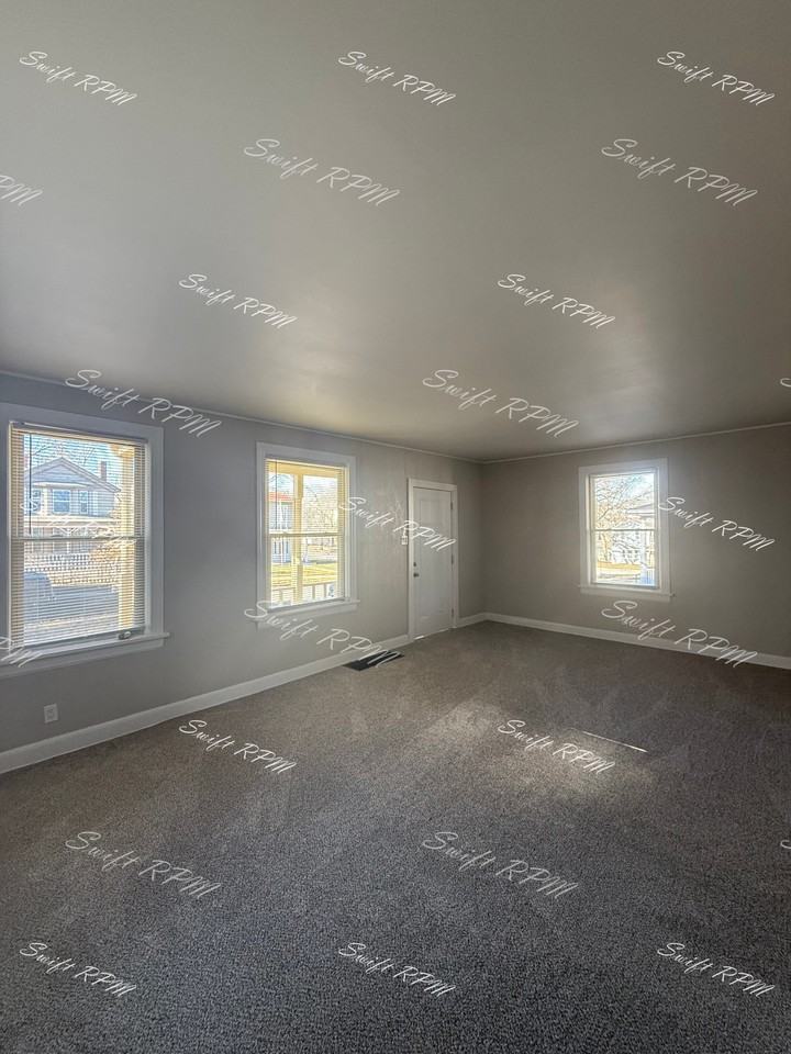 909 3rd Ave #1 - Photo 3 of 20