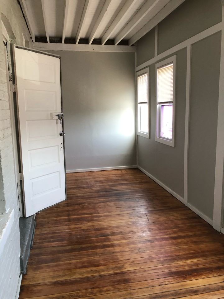 1714 W 46th St - Photo 5 of 10