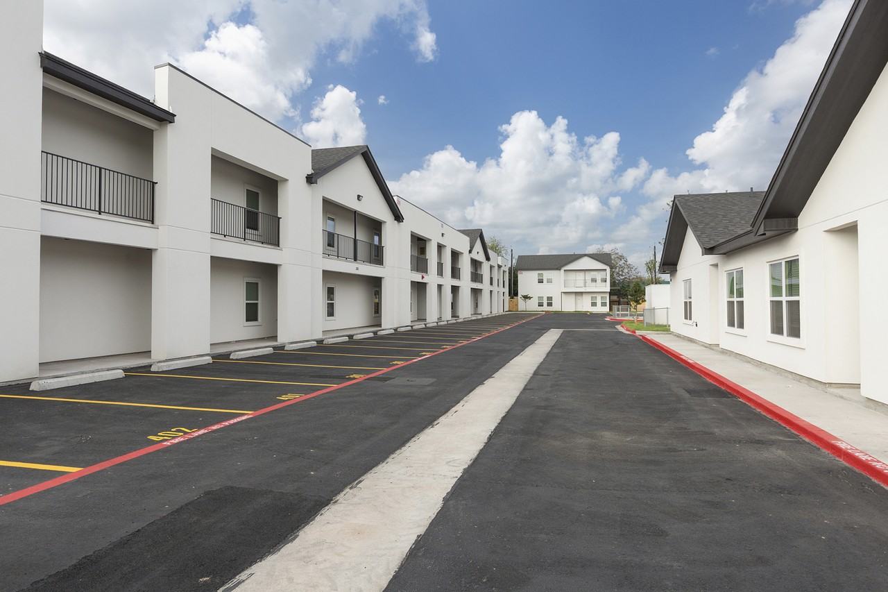 820 East Cedar Avenue - Photo 2 of 18