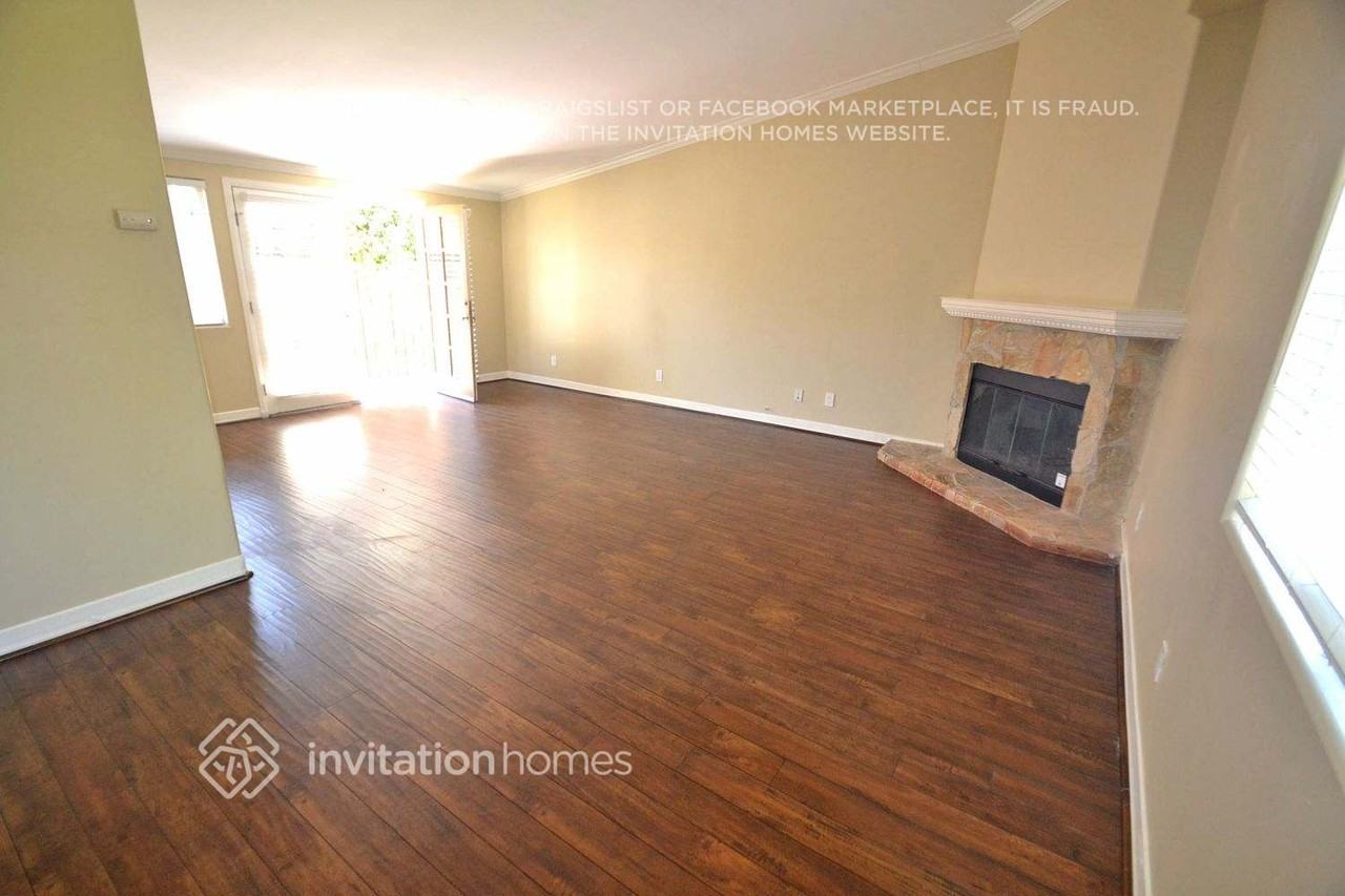 10831 Balboa Blvd - Photo 2 of 11
