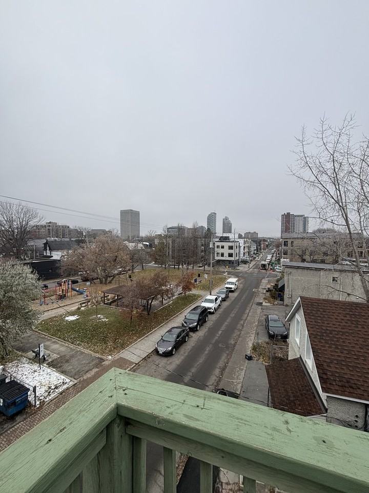 1127 Wellington St W - Photo 4 of 9