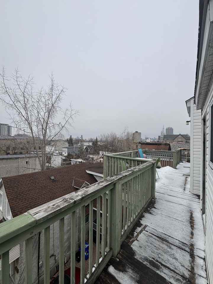 1127 Wellington St W - Photo 5 of 9