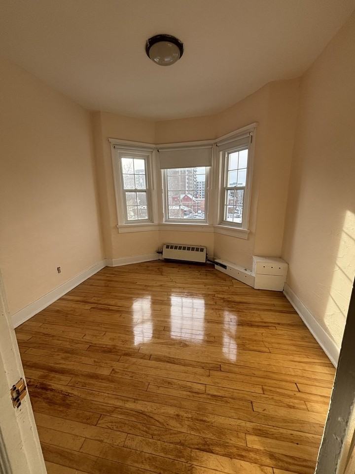 1127 Wellington St W - Photo 6 of 9