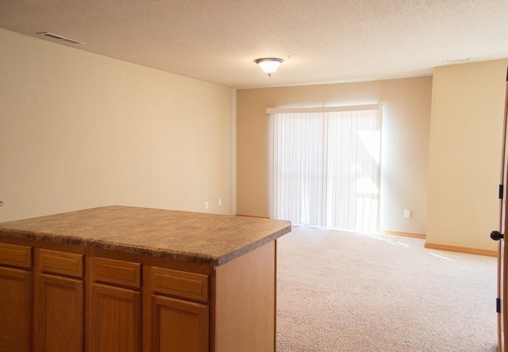 2829 W Hillshire Dr - Photo 2 of 18