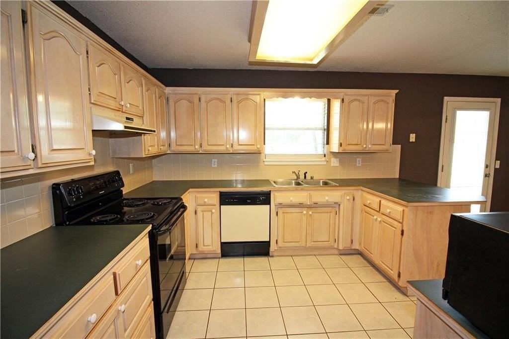 1205 Se 22nd St - Photo 3 of 19