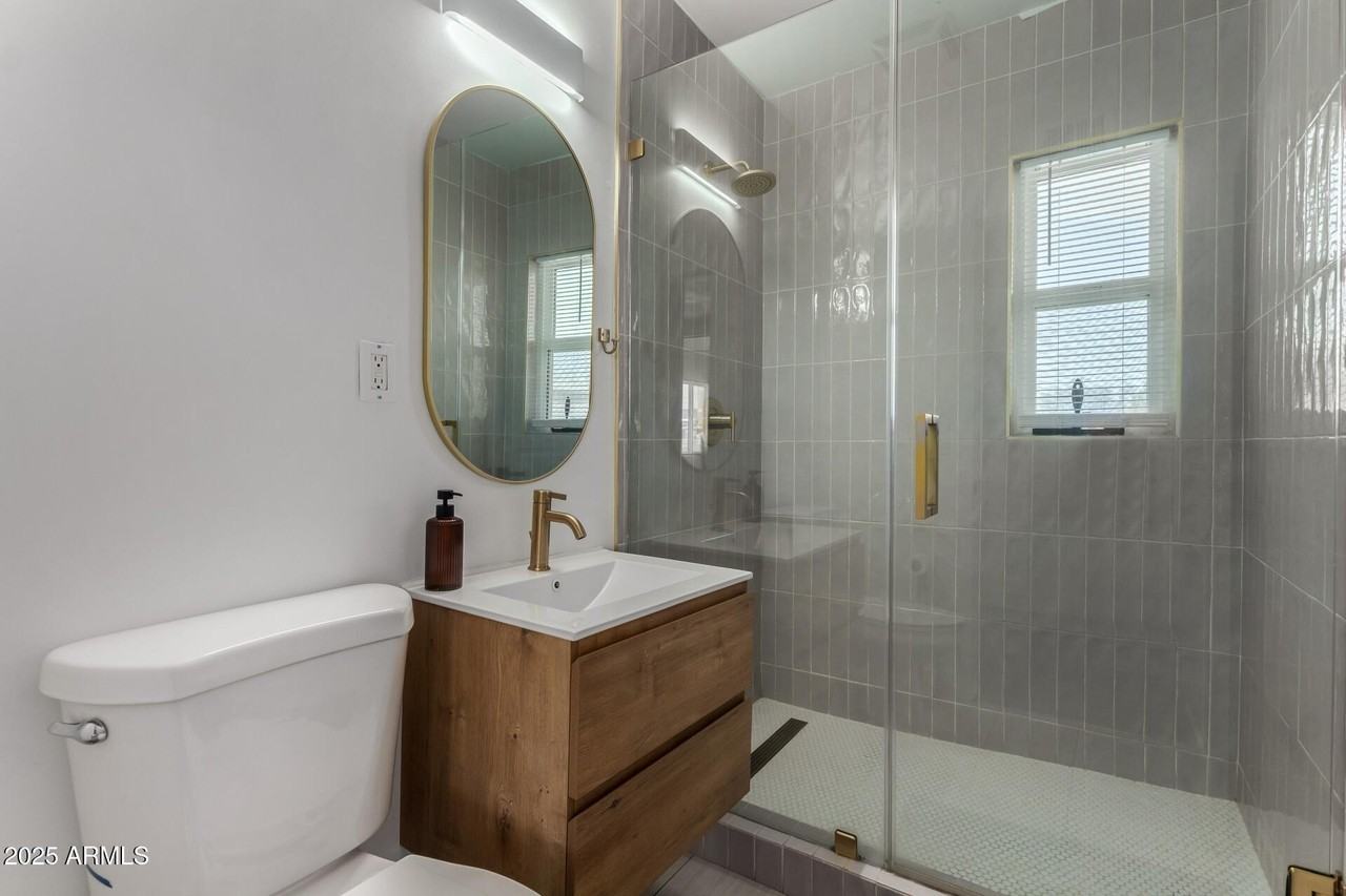 829 W Mitchell Dr - Photo 2 of 9