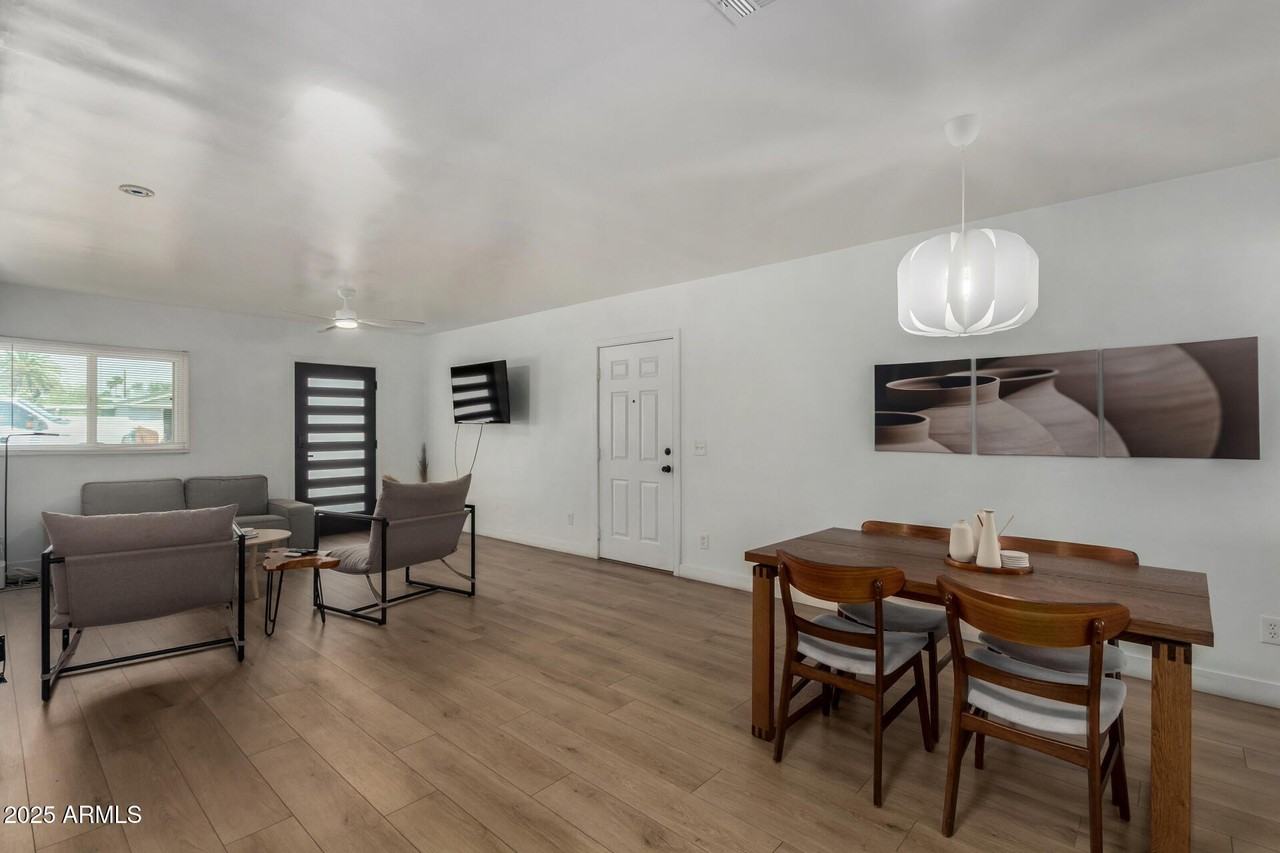 829 W Mitchell Dr - Photo 4 of 9