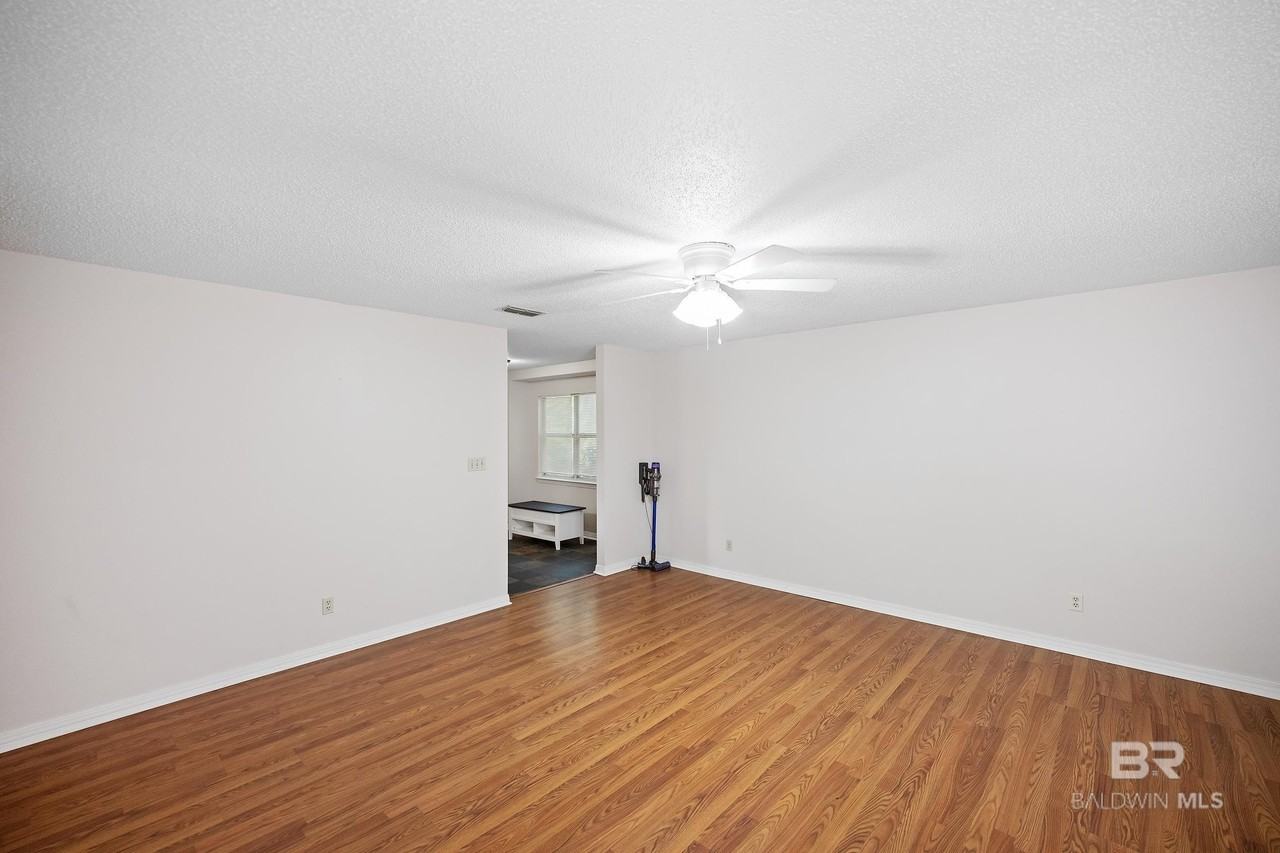 620 S Oak St - Photo 3 of 20