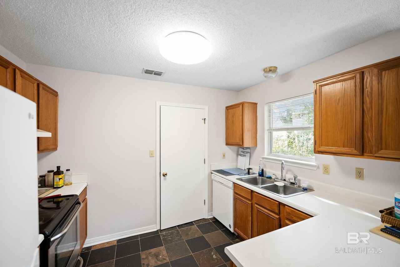 620 S Oak St - Photo 5 of 20