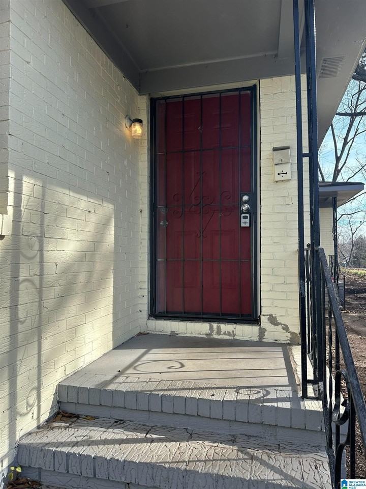 737 47th St N #B - Photo 2 of 10