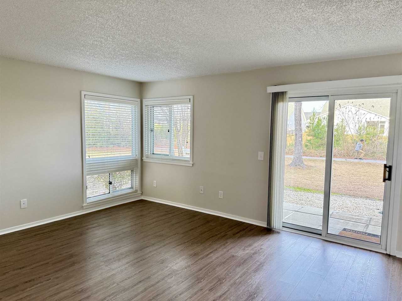 1025 Plantation Dr - Photo 5 of 25