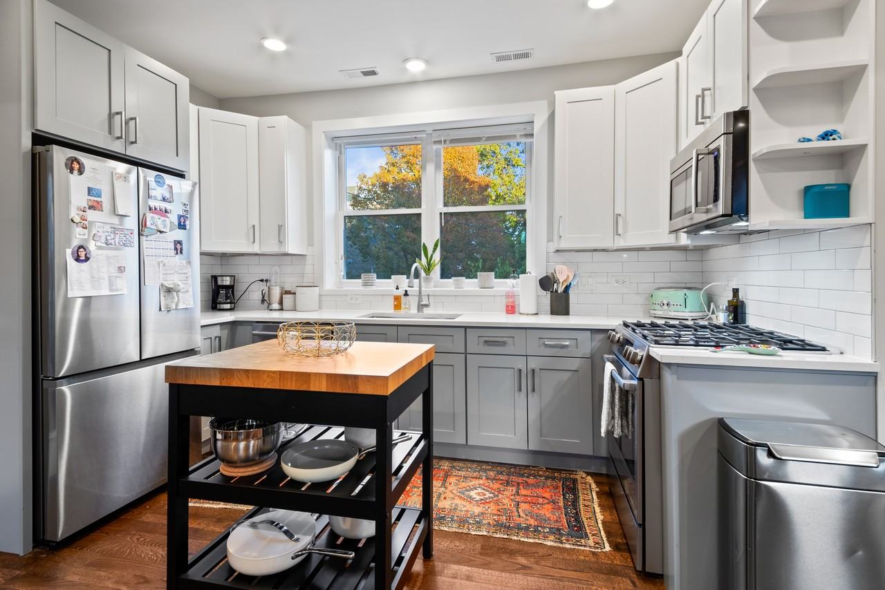 2144 W Shakespeare Ave #2R - Photo 2 of 18